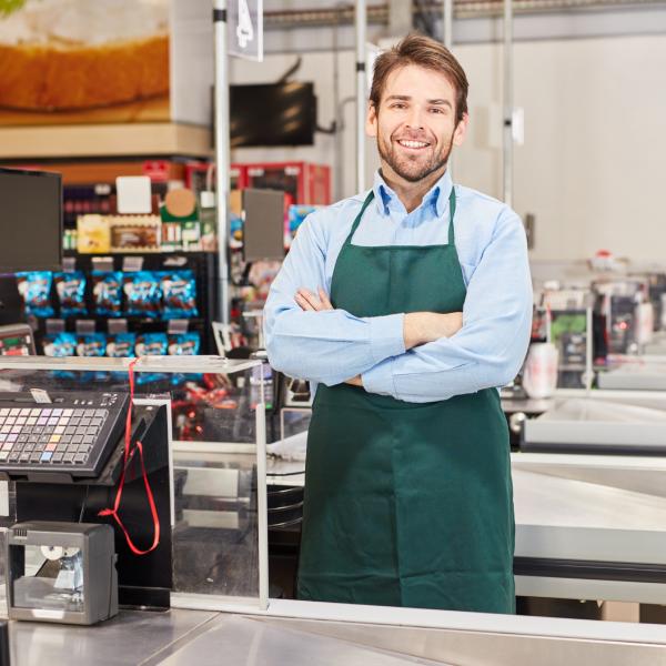 Homme caissier souriant supermarché